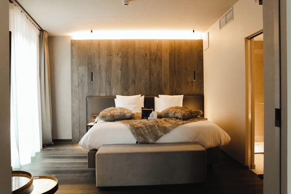 Minibar, caja de seguridad en la habitación y escritorio