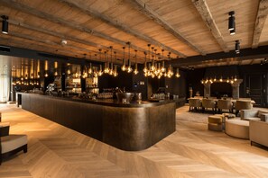2 bars/lounges