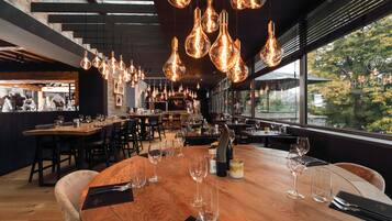 3 restaurants servant le déjeuner et le dßner, plats Cuisine française