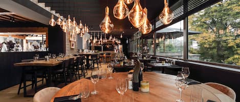 3 restaurants, lunch, dinner, brunch served; French cuisine