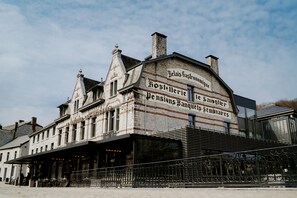 Un edificio histórico con un letrero que indica que es un restaurante y una banqueta.