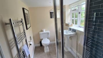 Habitación estándar con 1 cama matrimonial o 2 individuales, baño en la habitación | Baño