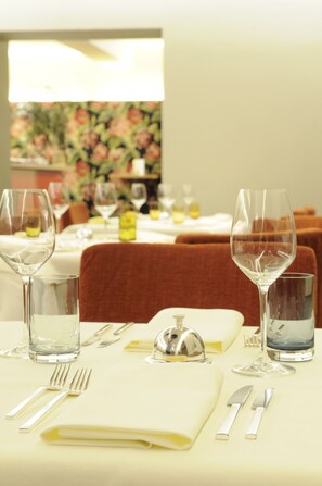 Breakfast, lunch and dinner served - Hotel Blauer Bock (Munich)