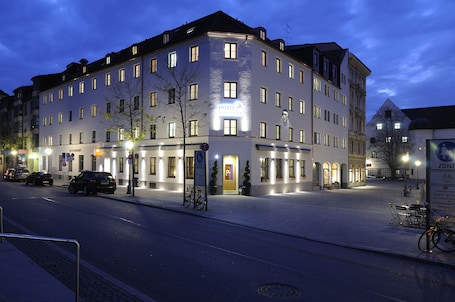 Fachada de la propiedad por la tarde o noche. Hotel Blauer Bock