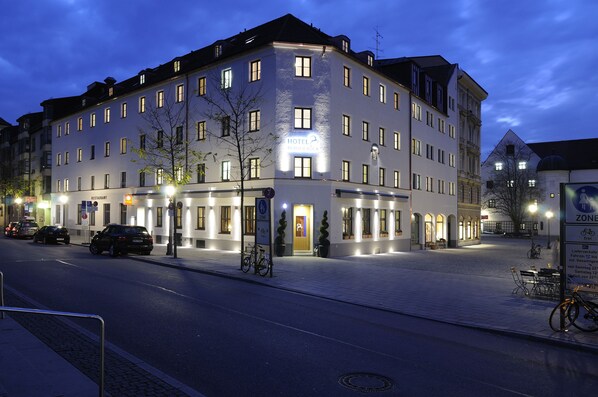 Front of property – evening/night - Hotel Blauer Bock (Munich)