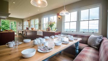 Luxury Cottage, Ensuite, Garden View (6 Bedroom House) | Restaurant