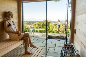 Luxury Cottage, Ensuite, Garden View (6 Bedroom House) | Spa