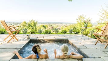 Luxury Cottage, Ensuite, Garden View (6 Bedroom House) | Room amenity