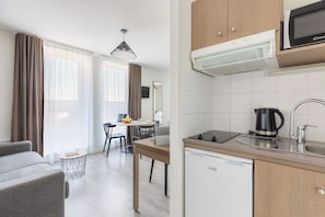 Studio, 1 giường đôi và sofa giường | Bếp nhỏ riêng | Tủ lạnh, lò vi sóng, bếp nấu, dụng cụ pha cà phê/trà