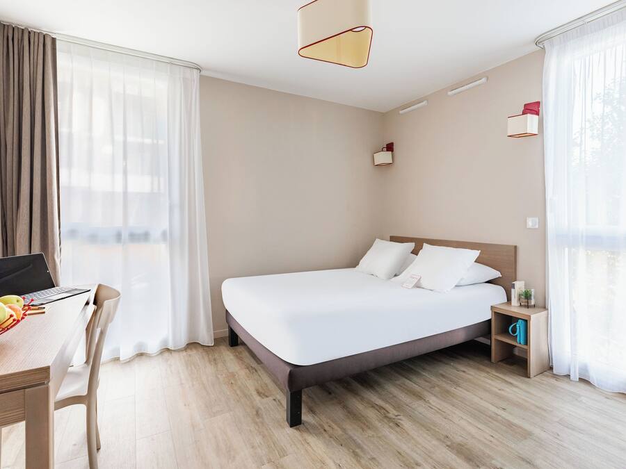 Studio (Double) | Meja kerja, tirai kedap cahaya, kedap suara, dan setrika/meja setrika