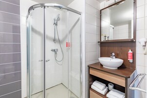 Estúdio, 1 cama de casal e sofá-cama | Banheiro | Chuveiro, produtos de toalete grátis, toalhas de banho 