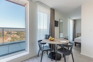 Estudi, 1 llit doble i sofà llit | Escriptori, cortines opaques i habitacions insonoritzades