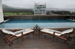 Piscina externa, funciona das 7h às 19h, espreguiçadeiras