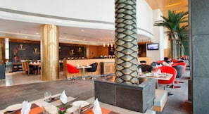 Breakfast, lunch, dinner served; international cuisine - Country Inn & Suites by Radisson, Navi Mumbai (Navi Mumbai)