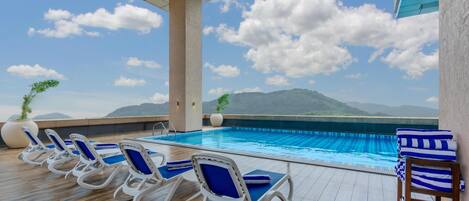 حمّام سباحة خارجي، مفتوح من 7:00 صباحًا إلى 7 مساءً، مقاعد للتشمس