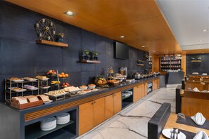Tägliches Frühstücksbuffet gegen Gebühr