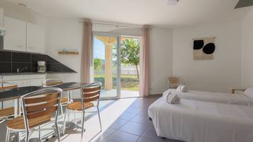 Appartamento, 1 camera da letto | Area soggiorno | TV a schermo piatto