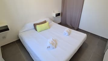 Appartement, 1 slaapkamer | Een laptopwerkplek, verduisterende gordijnen, geluiddichte muren