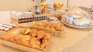 A buffet with various food items including pastries and condiments. - Résidence du Parc - Gorges de l'Hérault - Cévennes - Parc Sports & Loisirs Brissac Ganges (Brissac)