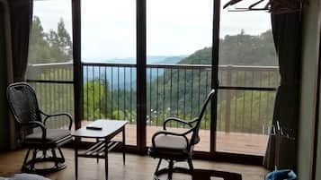 Tirai kedap cahaya, Wi-Fi gratis, dan seprai linen