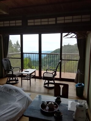 Cortinas blackout, wifi gratis y ropa de cama 