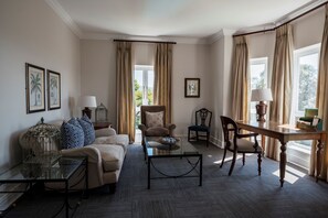 Premier suite, 1 slaapkamer | Woonruimte | Een 32-inch televisie met satellietzenders