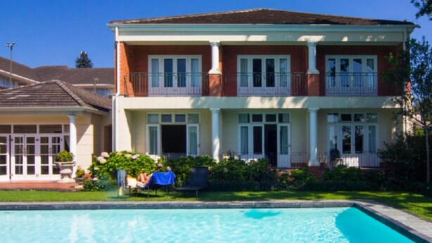 A two-story house with a swimming pool in front. - Redlands Hotel (Pietermaritzburg)