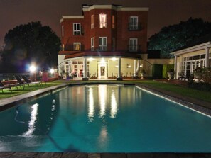 A large building with a swimming pool in front. - Redlands Hotel (Pietermaritzburg)