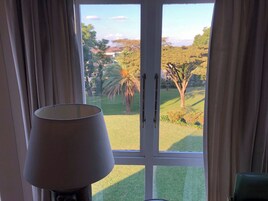 Ropa de cama de alta calidad y caja de seguridad en la habitación 