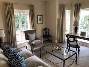 Premier suite, 1 slaapkamer | Woonruimte | Een 32-inch televisie met satellietzenders