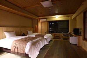 Premium bedding, down comforters, free minibar, soundproofing - Shibu Hotel (Yamanouchi)