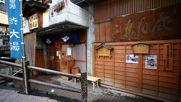 Ein traditionelles japanisches Gebäude mit Holzschiebetüren und einem Schild.