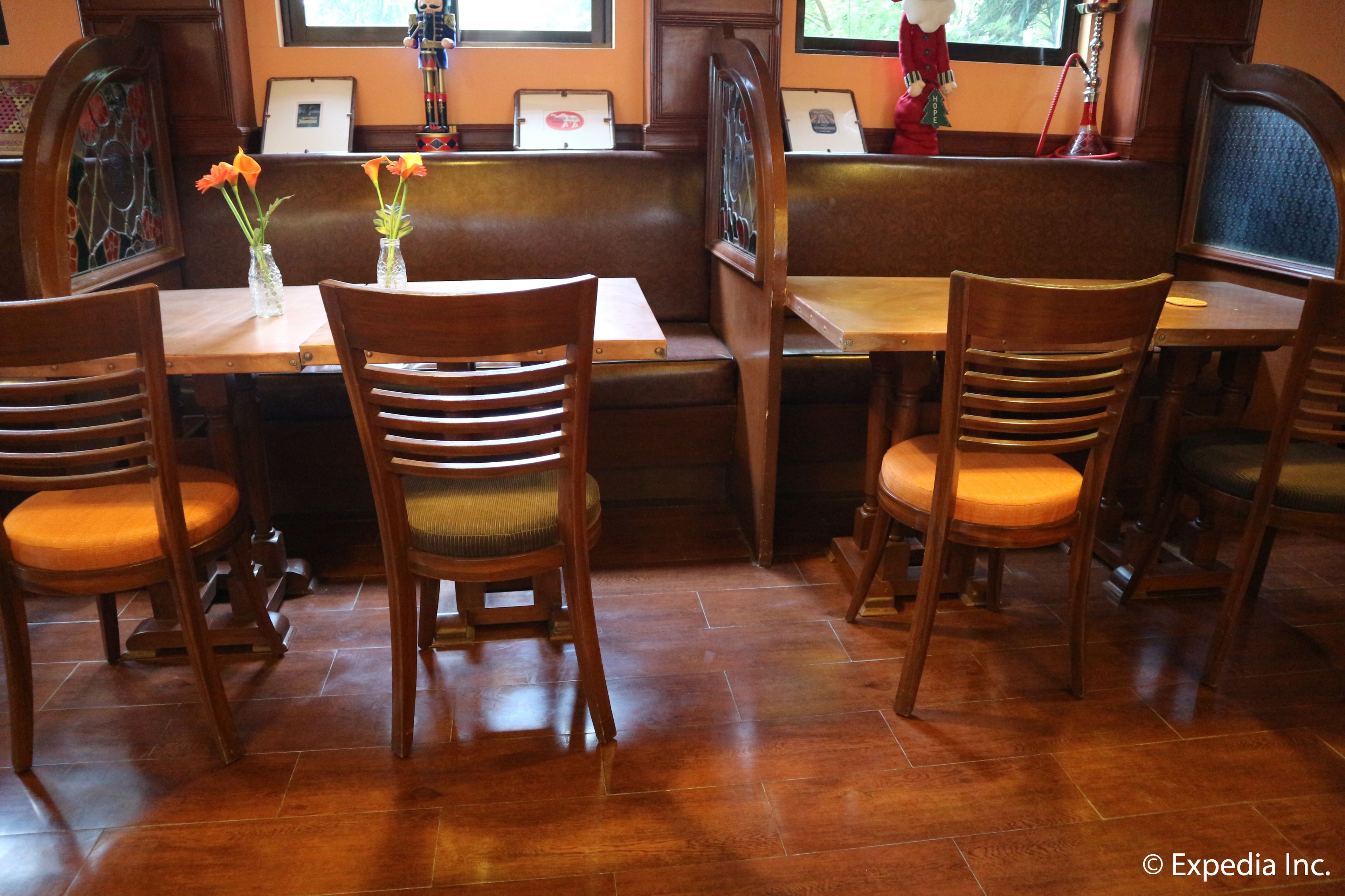 breakfast, lunch, dinner served; international cuisine