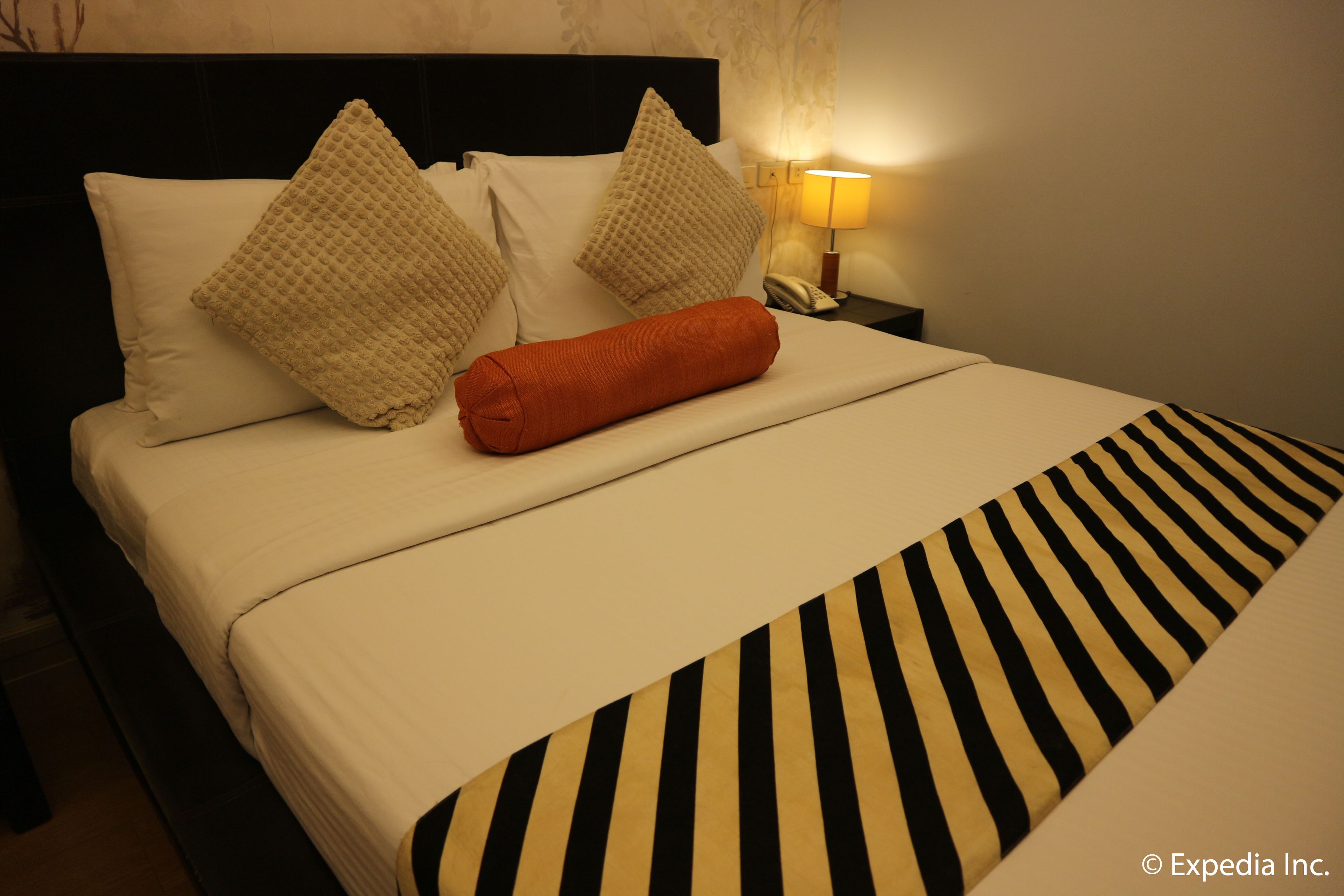 superior room | premium bedding, minibar, in-room safe, desk