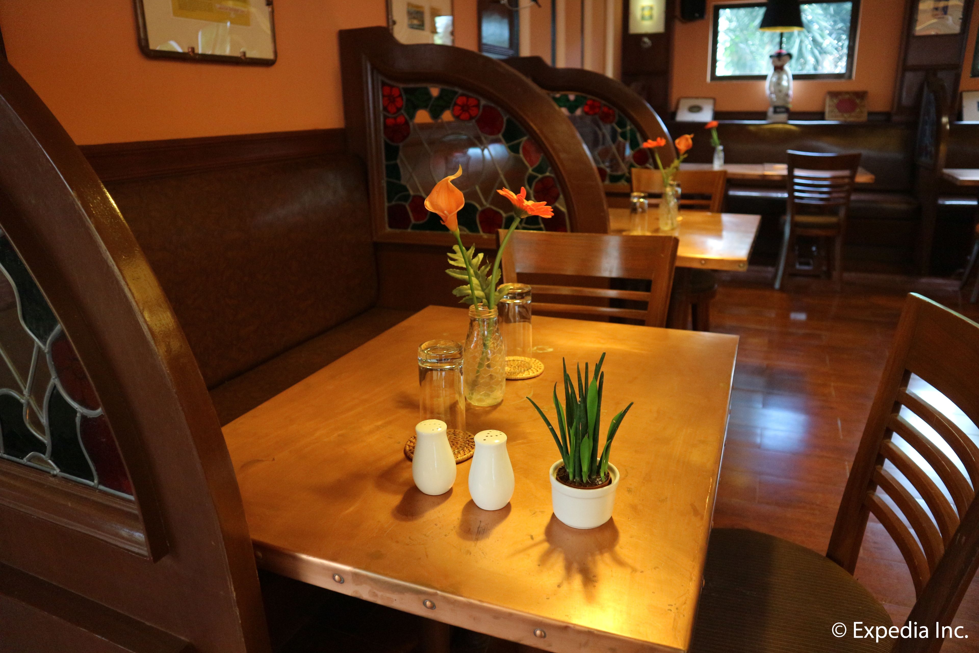 breakfast, lunch, dinner served; international cuisine