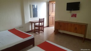 Deluxe Room | Desk - Jilian Tourist Inn (Puerto Princesa)