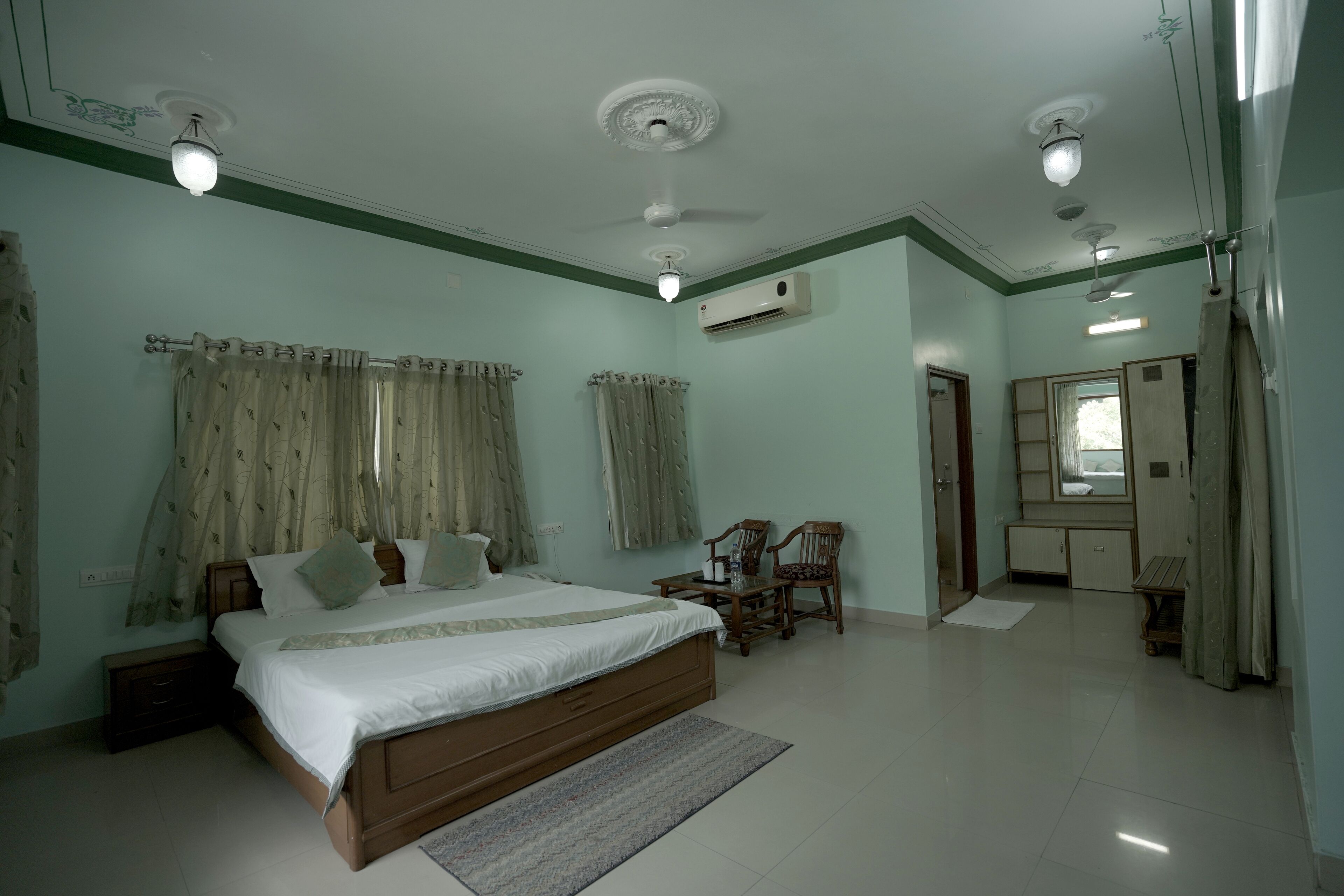 ميني بار وخزنة داخل الغرفة ومكتب وتجهيزات عازلة للصوت