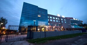 住宿正面 - 傍晚/夜晚