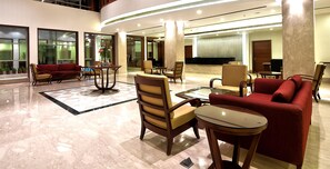 Lobby sitting area - The Golden Plaza Hotel & Spa (Dera Bassi)