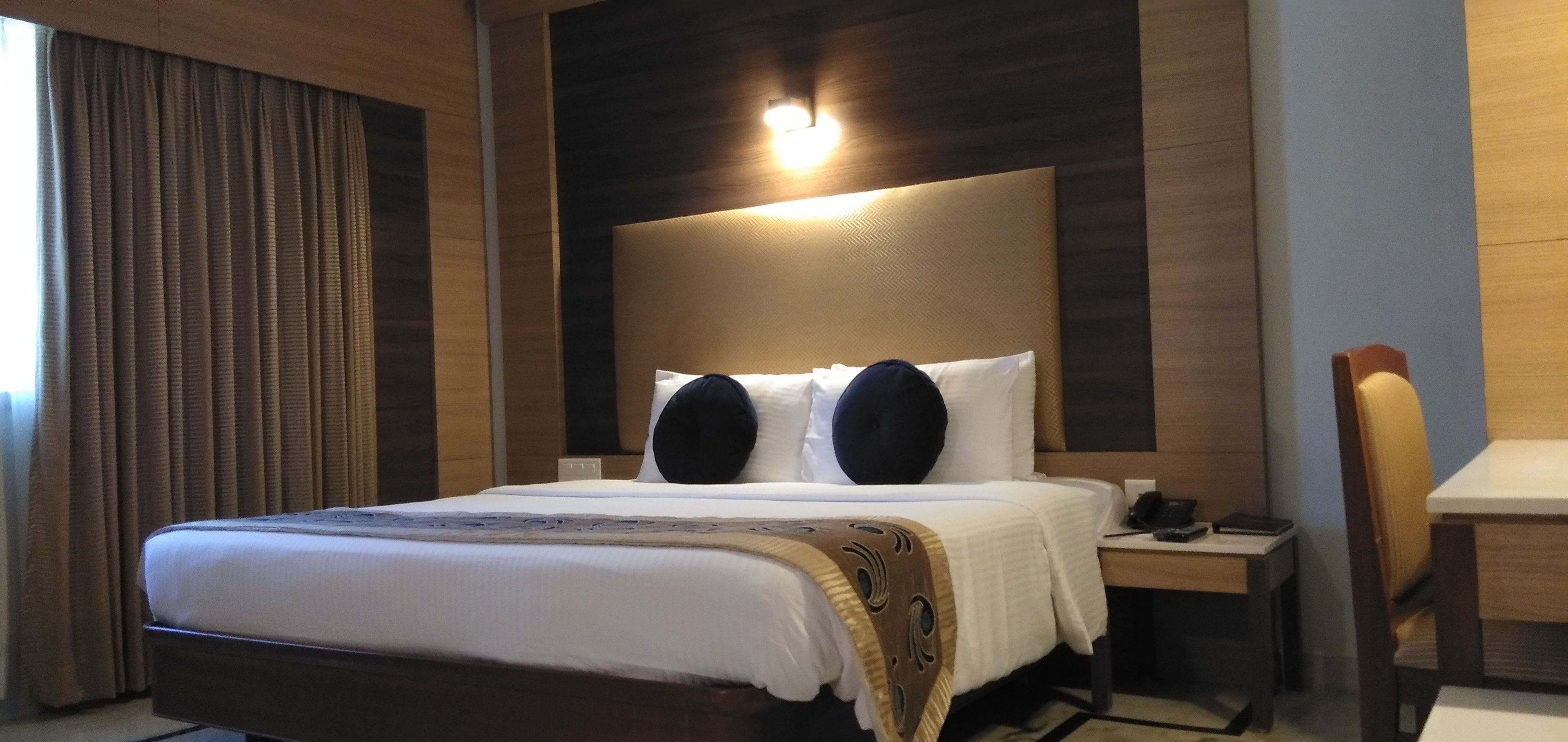 club room, 1 king bed | egyptian cotton sheets, premium bedding, tempur-pedic beds, minibar