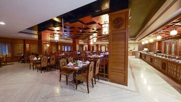 2 restaurantes, se sirven comidas, cenas y cocina asiática