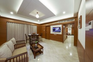스위트, 더블침대 1개 | 거실 공간 | 위성 채널 시청이 가능한 32인치 LCD TV, TV