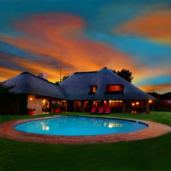 Indoor pool, outdoor pool, sun loungers - African Footprints Lodge (Midrand)
