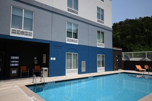 Outdoor pool, sun loungers
