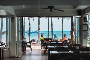 供应早餐、午餐和晚餐，国际美食，海滩景观