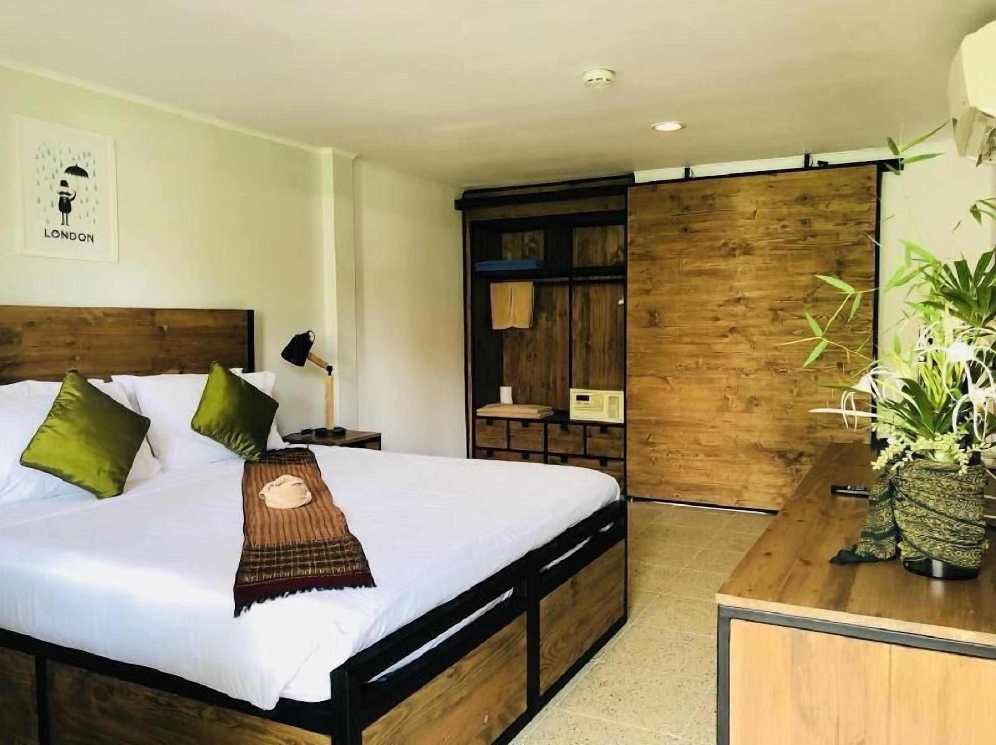 Minibar, in-room safe, individually decorated, individually furnished