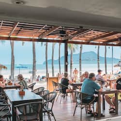 Se sirven desayunos, comidas y cocina internacional con vista a la playa