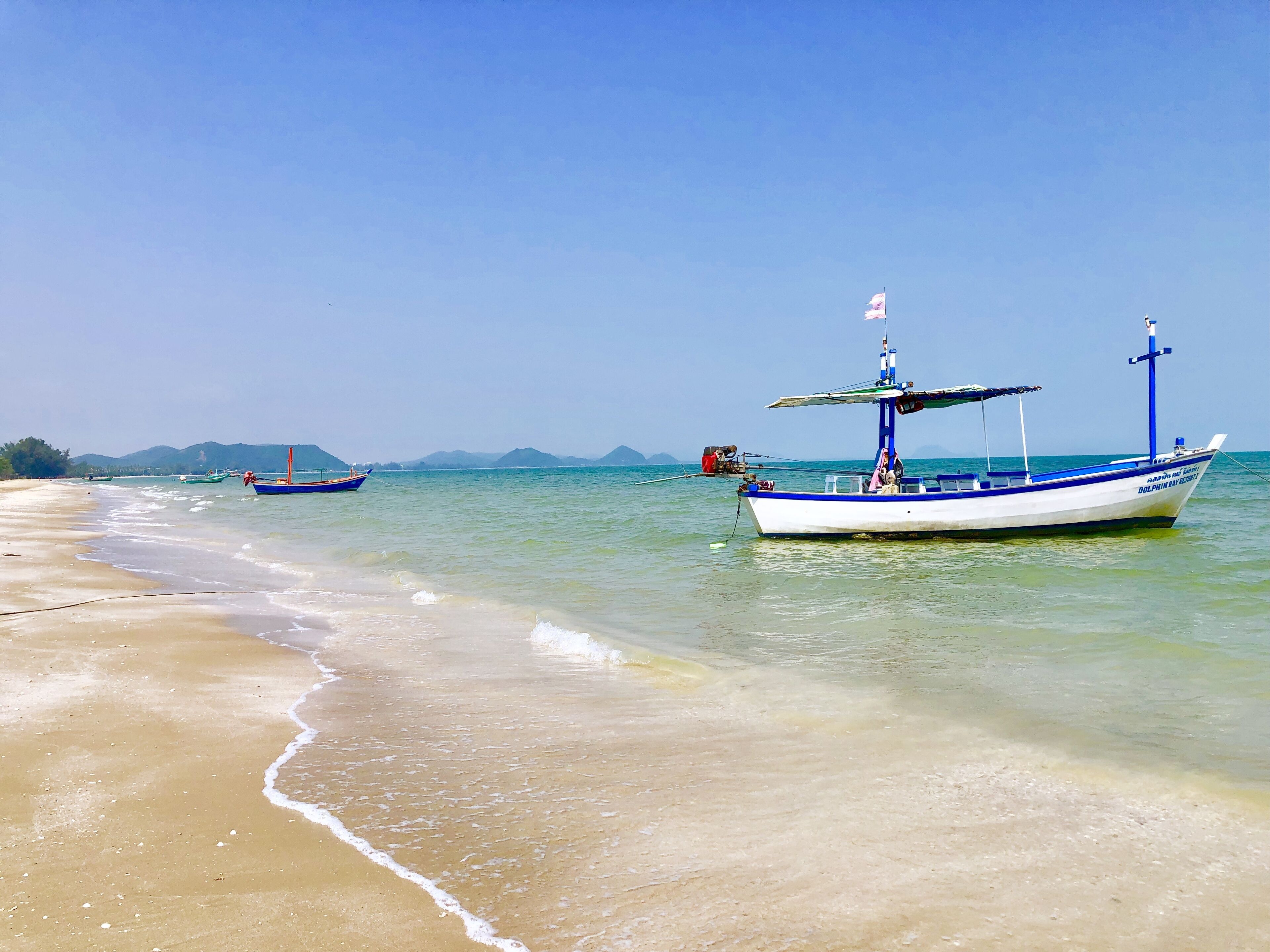 Une plage où des bateaux sont amarrés près du rivage.