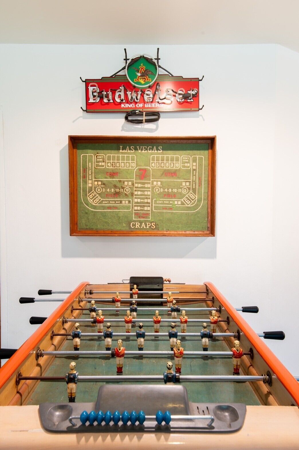 Una mesa de fútbol de mesa con un mapa enmarcado de Las Vegas y un cartel encima.