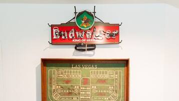 Una mesa de fútbol de mesa con un mapa enmarcado de Las Vegas y un cartel encima.